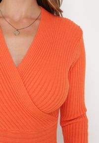 Born2be - Pomarańczowy Dopasowany Sweter w Prążki z Kopertowym Dekoltem Masasani. Kolor: pomarańczowy. Materiał: bawełna. Wzór: prążki #3