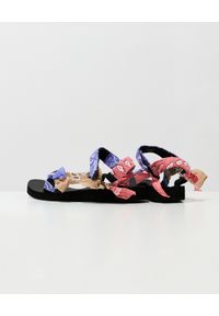 ARIZONA LOVE - Kolorowe sandały Trekky. Zapięcie: rzepy. Kolor: niebieski. Materiał: bawełna, tkanina. Wzór: kolorowy. Styl: wakacyjny, elegancki #2