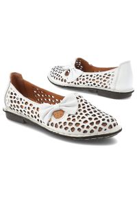 Półbuty damskie Artiker, cholewka skóra naturalna ażurowa wycięcia dekoracyjna kokarda pasek z przodu. niski fason odkryte boki zaokrąglony nosek pła. Okazja: na co dzień. Zapięcie: pasek. Kolor: biały. Materiał: skóra. Szerokość cholewki: normalna. Wzór: ażurowy. Sezon: lato. Styl: casual, elegancki, klasyczny #2