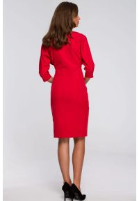 Stylove - Sukienka ołówkowa z kimonowymi rękawami taliowana czerwona. Okazja: na spotkanie biznesowe, do pracy, na komunię. Kolor: czerwony. Typ sukienki: ołówkowe. Styl: biznesowy, elegancki, wizytowy #2
