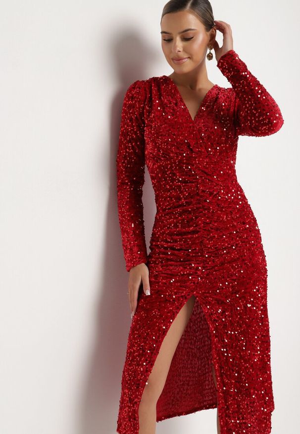 Born2be - Czerwona Kopertowa Marszczona Sukienka Cekinowa Bonilda. Kolor: czerwony. Wzór: aplikacja. Typ sukienki: kopertowe. Styl: elegancki