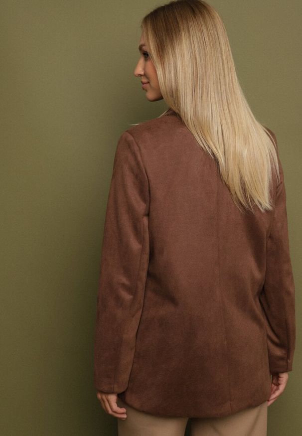 Born2be - Brązowa Marynarka Oversize z Imitacji Zamszu o Pudełkowym Kroju Alonella. Okazja: na co dzień, na spotkanie biznesowe, na randkę, do pracy. Kolor: brązowy. Materiał: zamsz. Wzór: grochy. Styl: casual, biznesowy, klasyczny, retro