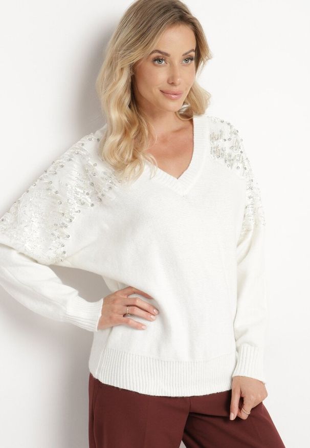 Born2be - Biały Sweter w Stylu Nietoperza z Cyrkoniami i Cekinami Nevalithia. Okazja: na co dzień. Kolor: biały. Styl: wizytowy, casual