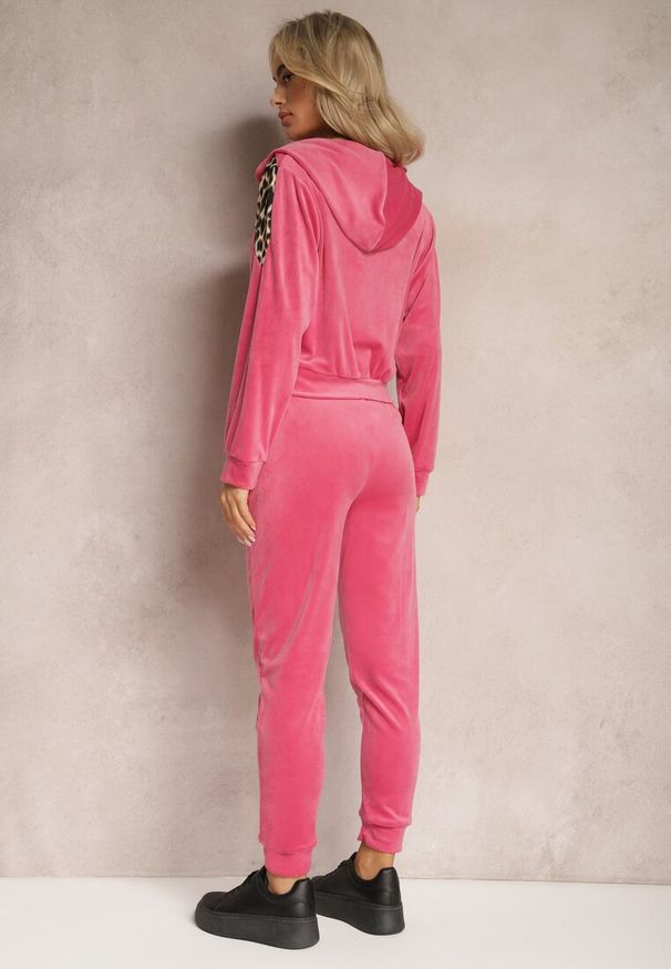Renee - Fuksjowy Welurowy Komplet Dresowy 2-Częściowy z Animal Print Bluza i Spodnie Atisilva. Kolor: różowy. Materiał: dresówka, welur. Wzór: nadruk