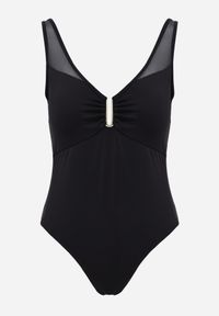 Born2be - Czarny Strój Kąpielowy Jednoczęściowy z Metaliczną Ozdobą i Marszczeniem Chelviane. Kolekcja: plus size. Kolor: czarny. Wzór: aplikacja #4