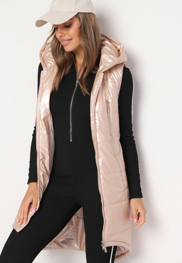 Born2be - Beżowa Długa Kamizelka z Kapturem Ozdobiona Imitacją Kieszeni Mavaria. Typ kołnierza: kaptur. Kolor: beżowy. Materiał: jeans. Długość: długie. Wzór: aplikacja. Sezon: wiosna, jesień. Styl: elegancki, sportowy, klasyczny