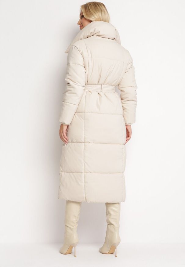 Born2be - Jasnobeżowa Pikowana Kurtka Płaszcz za Kolano z Wiązanym Paskiem Opiedsse. Kolor: beżowy