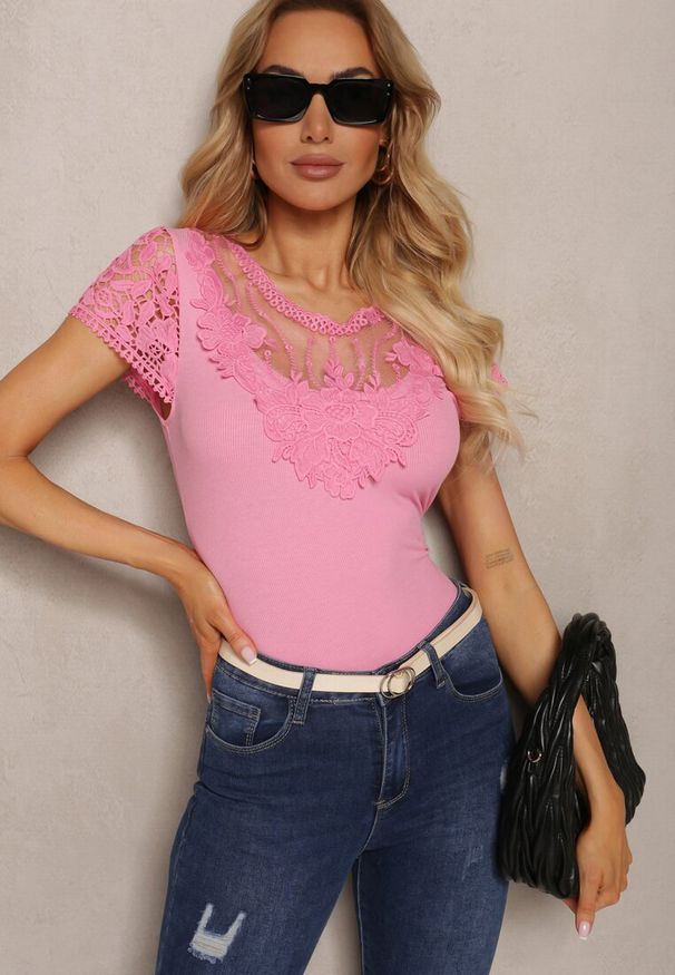 Renee - Różowy T-shirt Ozdobiony Koronkowymi Wstawkami Brines. Okazja: na co dzień. Kolor: różowy. Materiał: koronka. Wzór: aplikacja. Styl: klasyczny, casual, elegancki