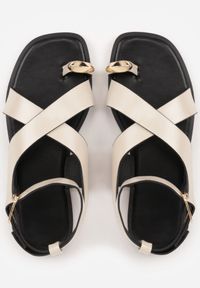 Born2be - Beżowe Sandały Typu Japonki z Metaliczną Ozdobą Meledra. Okazja: na co dzień. Zapięcie: sprzączka. Kolor: beżowy. Materiał: jeans. Wzór: aplikacja. Sezon: lato. Styl: casual, elegancki, klasyczny #2