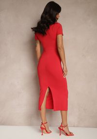 Renee - Czerwona Sukienka Bodycon o Dopasowanym Kroju z Dekoltem w V Efrerina. Okazja: na co dzień. Kolor: czerwony. Materiał: jeans. Długość rękawa: krótki rękaw. Typ sukienki: bodycon. Styl: klasyczny, elegancki, casual