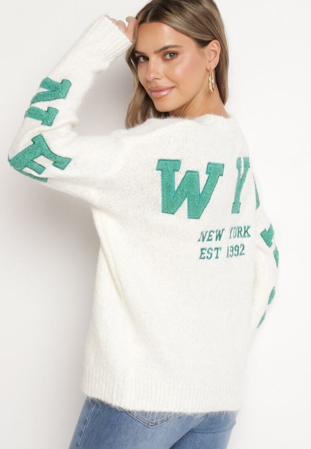 Born2be - Jasnobeżowy Sweter Ozdobiony Naszywkami z Wełną Zivila. Kolor: beżowy. Materiał: wełna. Długość rękawa: długi rękaw. Długość: długie. Wzór: aplikacja. Styl: elegancki, klasyczny