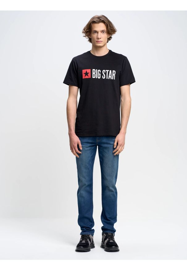 Big-Star - Koszulka męska z logo BIG STAR czarna Quado 906. Okazja: na co dzień. Kolor: czarny. Materiał: dzianina, jeans. Długość rękawa: krótki rękaw. Długość: krótkie. Wzór: nadruk, kolorowy. Styl: sportowy, casual