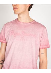 Pepe Jeans T-shirt "West Sir" | PM504032 | West Sir | Mężczyzna | Różowy. Okazja: na co dzień. Kolor: różowy. Materiał: bawełna. Wzór: nadruk, aplikacja. Styl: casual #5