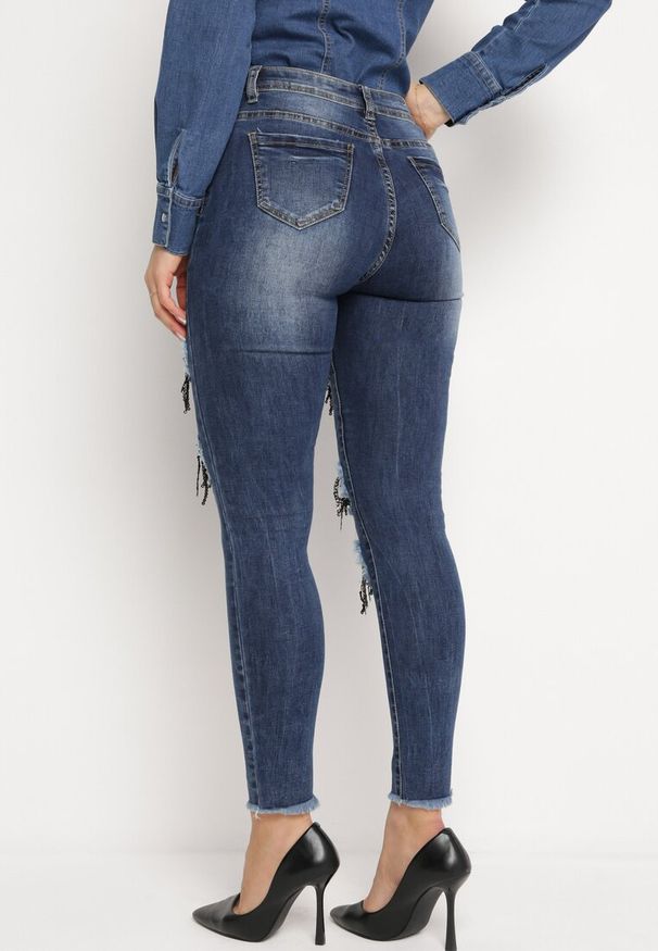 Born2be - Granatowe Jeansy Skinny z Dziurami Ozdobionymi Cyrkoniami Neeron. Kolor: niebieski. Wzór: aplikacja