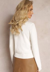 Renee - Biały Prążkowany Sweter z Cienkim Łańcuszkiem Nacorella. Kolor: biały. Materiał: prążkowany. Sezon: zima