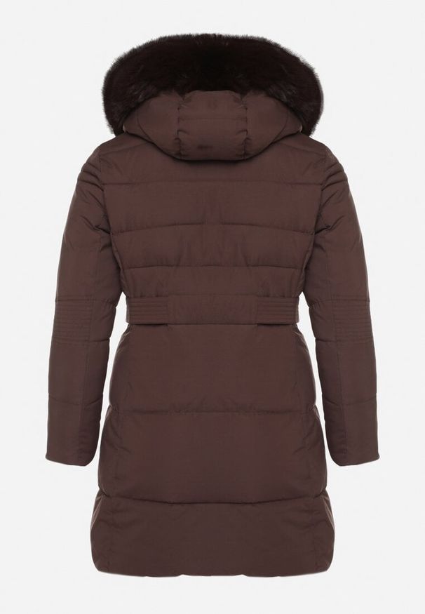 Born2be - Brązowa Pikowana Kurtka z Kapturem z Futrem i Paskiem w Talii Acendria. Okazja: na co dzień. Typ kołnierza: kaptur. Kolekcja: plus size. Kolor: brązowy. Materiał: futro. Styl: casual, klasyczny