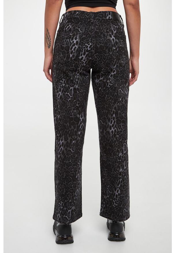 Jeansy damskie w panterkę DKNY JEANS. Wzór: motyw zwierzęcy