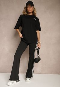 Renee - Czarna Koszulka o Fasonie T-shirt z Napisami Na Plecach i na Przodzie Seninora. Okazja: na co dzień. Kolor: czarny. Materiał: jeans. Wzór: napisy. Styl: klasyczny, casual