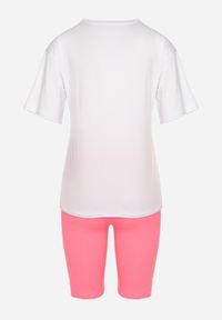Born2be - Różoo-Biały Komplet T-shirt z Ozdobnym Nadrukiem Szorty Typu Kolarki Wanesia. Kolor: różowy. Materiał: dzianina. Wzór: nadruk