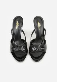 Renee - Czarne Klapki na Szpilce z Paskami Klamerką i Lakierowanym Połyskiem Urneiros. Kolor: czarny. Materiał: lakier. Wzór: aplikacja. Obcas: na szpilce. Styl: elegancki #2