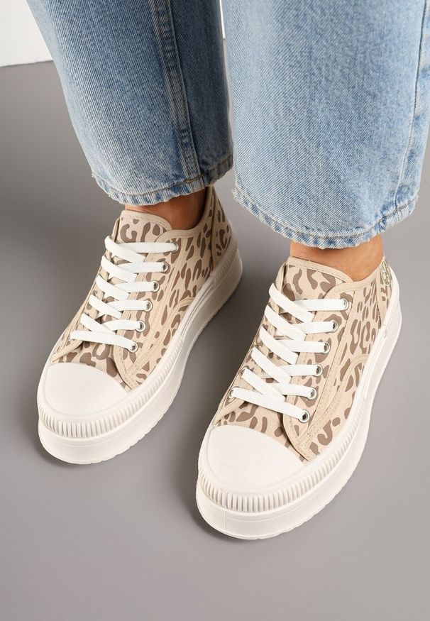 Born2be - Panterkowe Trampki na Grubej Podeszwie Ozdobione Metaliczną Aplikacją Efadelis. Okazja: na co dzień. Materiał: jeans. Wzór: aplikacja. Styl: casual