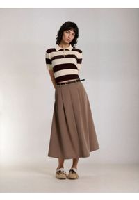 Sinsay - Rozkloszowana spódnica midi z paskiem - brązowy. Kolor: brązowy #1