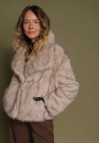 Born2be - Ciemnobeżowa Kurtka Futerko z Ozdobnym Kołnierzem Devrenna. Okazja: na co dzień. Kolor: beżowy. Materiał: futro. Sezon: zima. Styl: elegancki, casual, klasyczny #3