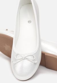 Renee - Białe Balerinki Nospe. Nosek buta: okrągły. Zapięcie: bez zapięcia. Kolor: biały. Szerokość cholewki: normalna. Wzór: aplikacja #3