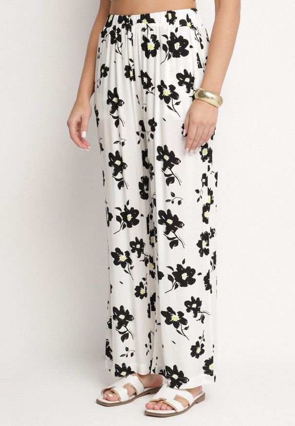 Born2be - Białe Spodnie z Wysokim Stanem o Szerokim Kroju w Kwiaty Norsedi. Okazja: na co dzień. Stan: podwyższony. Kolor: biały. Wzór: kwiaty. Styl: klasyczny, casual, elegancki