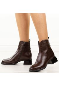 Brązowe skórzane botki damskie na obcasie Cambell 55319. Okazja: na co dzień. Nosek buta: okrągły. Kolor: brązowy. Szerokość cholewki: normalna. Materiał: skóra. Sezon: zima, jesień. Obcas: na obcasie. Styl: casual, elegancki. Wysokość obcasa: średni #1