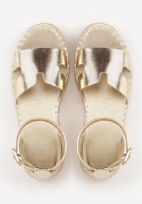 Renee - Złote Sandały VICES na Platformie z Plecionką i Wycięciami Helimis. Zapięcie: sprzączka. Kolor: złoty. Materiał: koronka. Wzór: koronka. Sezon: lato. Obcas: na platformie #7