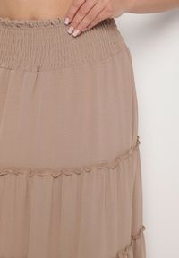 Born2be - Beżowa Spódnica o Rozkloszowanym Kroju z Falbankami i Gumką w Talii Dovinala. Okazja: na co dzień. Kolor: beżowy. Styl: klasyczny, elegancki, casual #4
