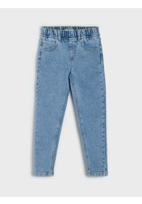 Sinsay - Jeansy relaxed skinny z domieszką wiskozy - niebieski. Kolor: niebieski