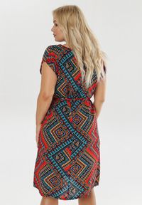 Born2be - Czerwona Sukienka Malithera. Typ kołnierza: kokarda. Kolor: czerwony. Materiał: materiał. Typ sukienki: proste. Styl: wakacyjny. Długość: midi #4