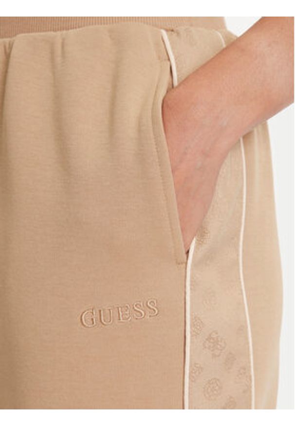 Guess Spodnie dresowe V5YB02 KB3P2 Beżowy Regular Fit. Kolor: beżowy. Materiał: syntetyk