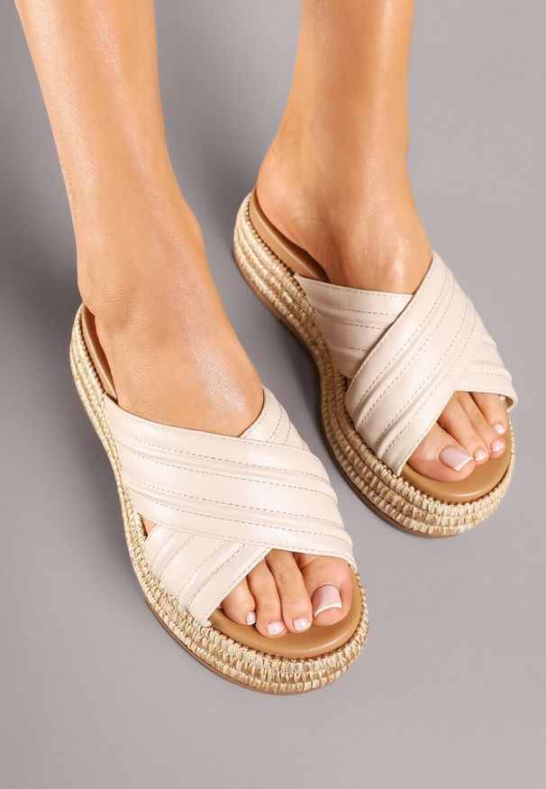 Renee - Beżowe Klapki na Platformie w Stylu Boho z Tłoczonymi Paskami Fonariel. Okazja: na co dzień. Kolor: beżowy. Materiał: jeans. Wzór: paski. Sezon: lato. Obcas: na platformie. Styl: boho
