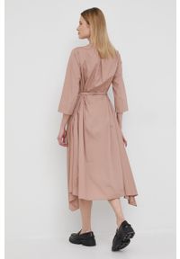 DKNY - Dkny sukienka bawełniana kolor różowy midi rozkloszowana. Kolor: różowy. Materiał: bawełna. Typ sukienki: rozkloszowane. Długość: midi