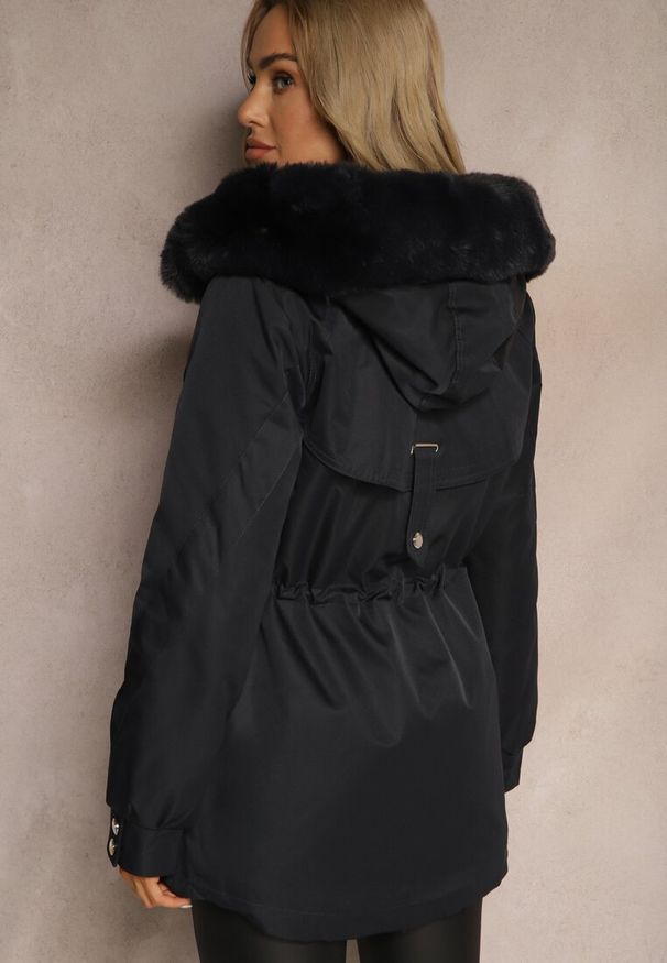 Renee - Granatowa Kurtka Typu Parka z Kapturem i Futerkiem z Możliwością Odpięcia Marindria. Okazja: na spacer, na co dzień. Typ kołnierza: kaptur. Kolor: niebieski. Materiał: futro. Sezon: zima. Styl: casual