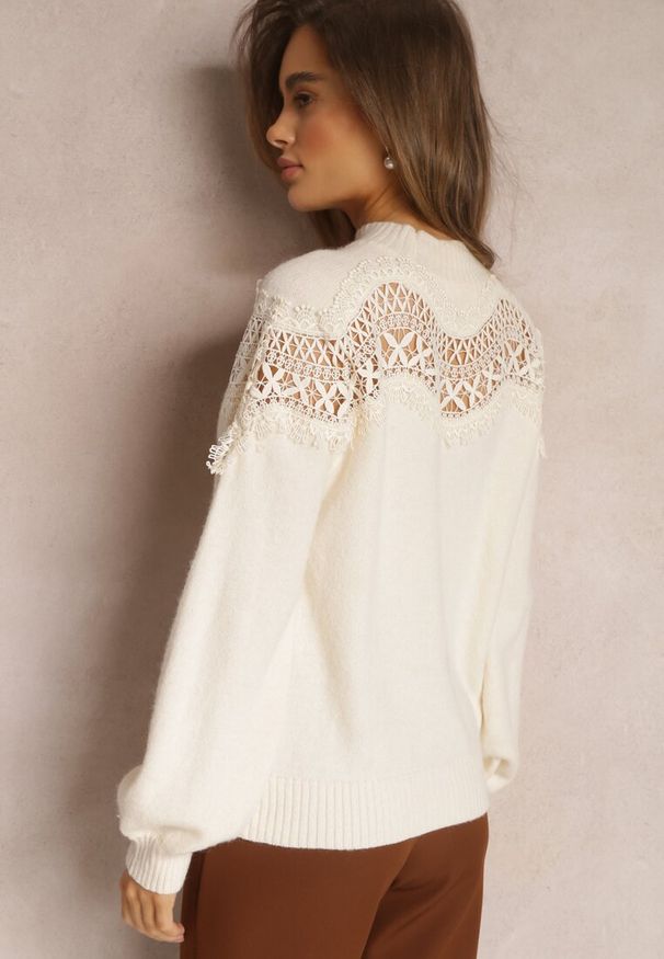 Renee - Jasnobeżowy Sweter Dzianinowy z Wstawką z Koronki Laroline. Kolor: beżowy. Materiał: dzianina, koronka. Długość: długie. Wzór: koronka