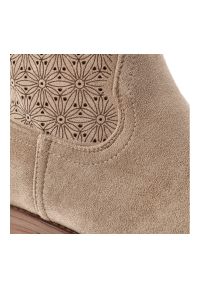 Botki damskie S.Barski, cholewka z materiału ażurowe wykończenie krótka cholewka fason zapinany na suwak pętla z tyłu stabilna niska podeszwa prosta. Kolor: beżowy. Materiał: materiał. Szerokość cholewki: normalna. Wzór: ażurowy. Sezon: wiosna, jesień. Obcas: na obcasie. Styl: klasyczny, elegancki. Wysokość obcasa: niski #2