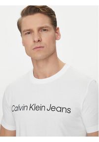 Calvin Klein Jeans T-Shirt J30J322552 Biały Slim Fit. Kolor: biały. Materiał: bawełna