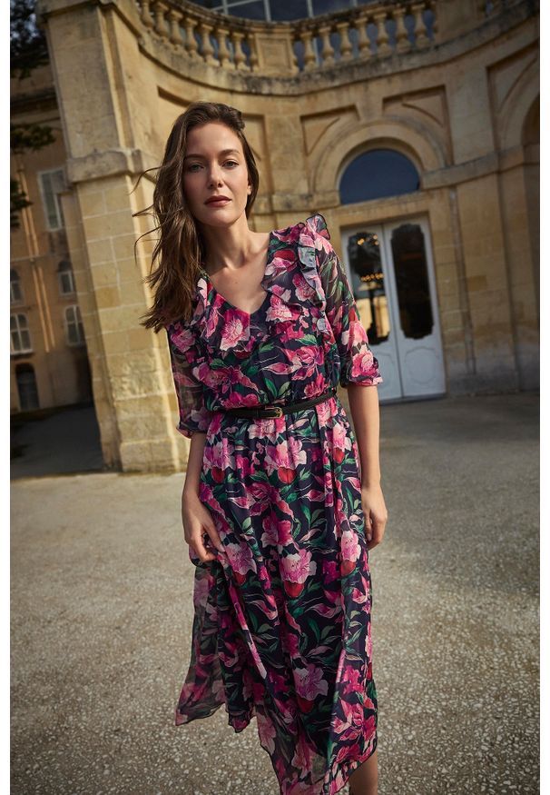 MOODO - Sukienka w kwiaty granatowa. Kolor: niebieski. Materiał: poliester. Wzór: kwiaty