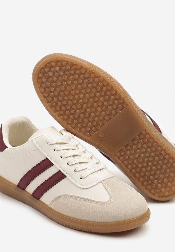 Renee - Beżowo-Bordowe Sneakersy Typu Kultowe Tenisówki Zdobione Przeszyciami Remiana. Okazja: na co dzień. Kolor: beżowy. Materiał: jeans. Szerokość cholewki: normalna. Wzór: aplikacja. Obcas: na obcasie. Wysokość obcasa: niski