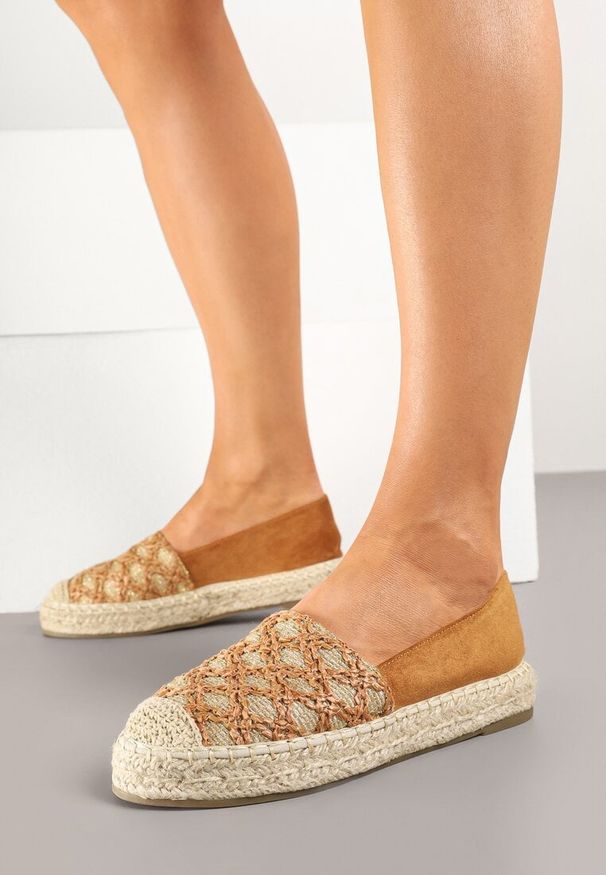 Renee - Jasnobrązowe Espadryle Ozdobione Plecionką i Geometrycznym Motywem Sdivoria. Kolor: brązowy. Materiał: jeans. Wzór: aplikacja, geometria. Sezon: lato, wiosna. Obcas: na obcasie. Styl: klasyczny, elegancki. Wysokość obcasa: niski