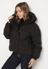 Born2be - Czarna Pikowana Kurtka Puffer z Kapturem i Kieszonką przy Rękawie Galieana. Okazja: na spacer. Typ kołnierza: kaptur. Kolor: czarny. Materiał: dzianina, jeans. Styl: elegancki, sportowy #6