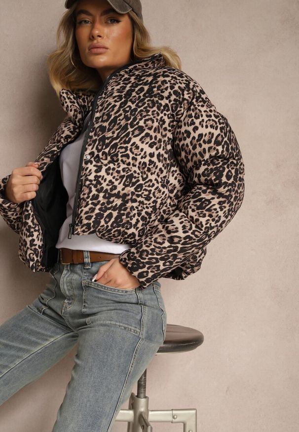 Renee - Brązowa Panterkowa Kurtka Pikowana o Krótkim Kroju ze Ściągaczami Ivilda. Okazja: na co dzień. Kolor: brązowy. Materiał: jeans. Długość: krótkie. Wzór: motyw zwierzęcy. Sezon: wiosna. Styl: casual, wizytowy