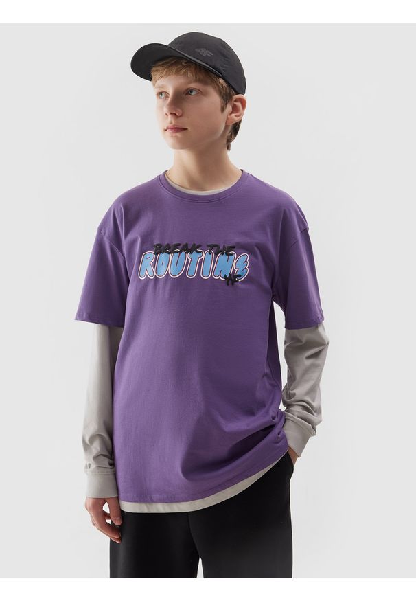 4f - T-shirt z nadrukiem chłopięcy - fioletowy. Okazja: na co dzień. Kolor: fioletowy. Materiał: jersey, dzianina, bawełna. Długość rękawa: krótki rękaw. Długość: krótkie. Wzór: nadruk. Sezon: lato. Styl: casual, sportowy