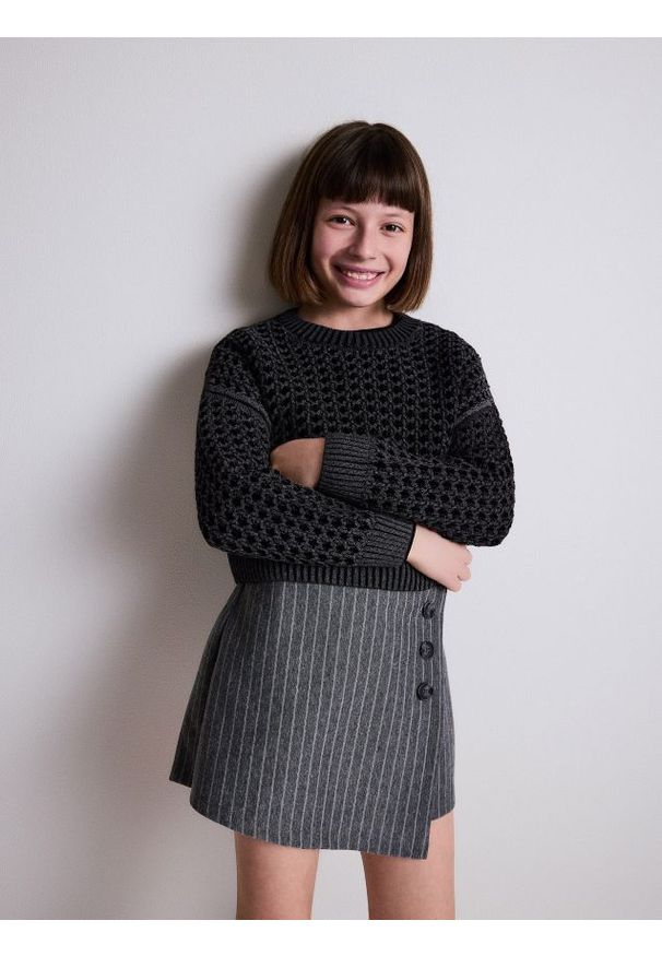 Reserved - Ażurowy sweter z połyskiem - czarny. Kolor: czarny. Materiał: bawełna, dzianina. Wzór: ażurowy