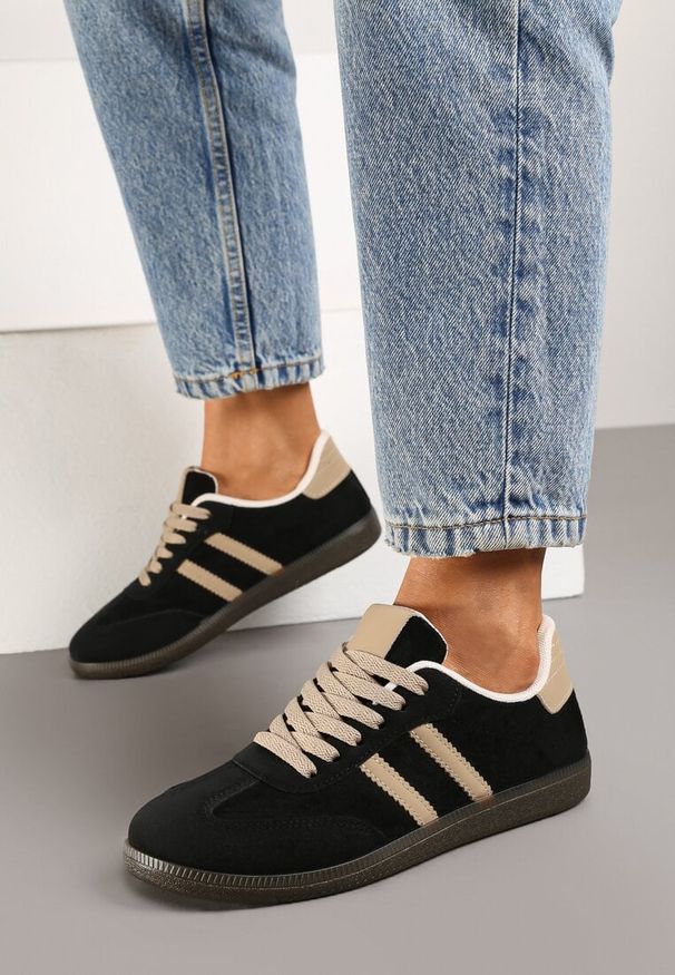 Renee - Czarne Casualowe Sneakersy z Ekozamszu na Płaskiej Podeszwie Pemeriana. Okazja: na co dzień. Nosek buta: okrągły. Zapięcie: sznurówki. Kolor: czarny. Materiał: jeans. Wzór: aplikacja. Obcas: na płaskiej podeszwie