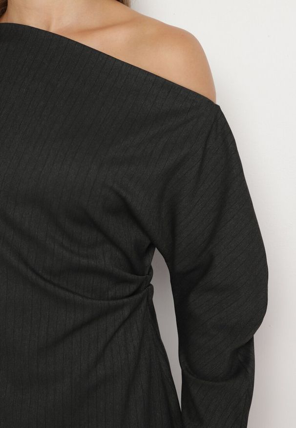 Born2be - Ciemnoszara Asymetryczna Sukienka z Wiskozą z Dekoltem w Łódkę i Marszczeniem przy Talii Sofilda. Okazja: na co dzień. Typ kołnierza: dekolt w łódkę. Kolor: szary. Materiał: wiskoza. Długość rękawa: długi rękaw. Typ sukienki: asymetryczne. Styl: casual, klasyczny, wizytowy